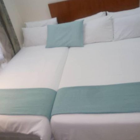 פרנסיסטאון Eros Guest Inn מראה חיצוני תמונה
