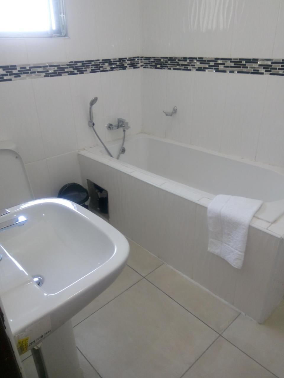 פרנסיסטאון Eros Guest Inn מראה חיצוני תמונה