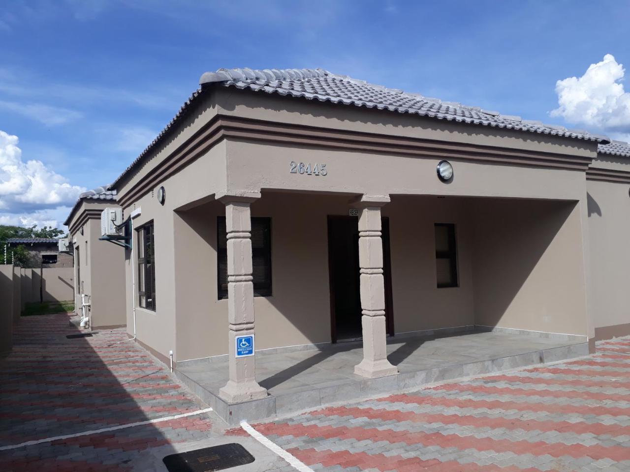 פרנסיסטאון Eros Guest Inn מראה חיצוני תמונה